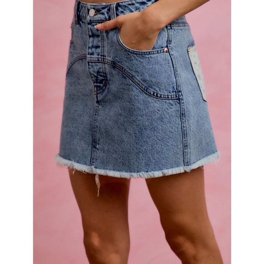 SO ME Washed Denim Floral Contrast Back Pockets Mini Skirt sz Medium